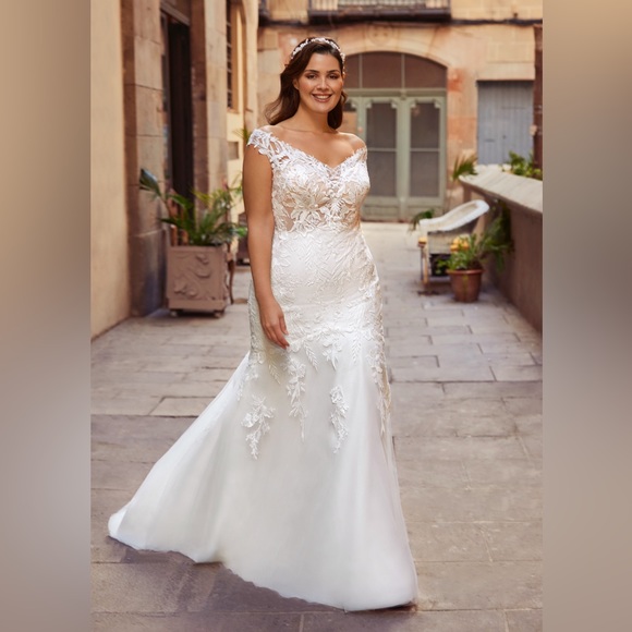 Brand new Wedding dress in size 20US. Refer to size chart and your measurements - Picture 3 of 5